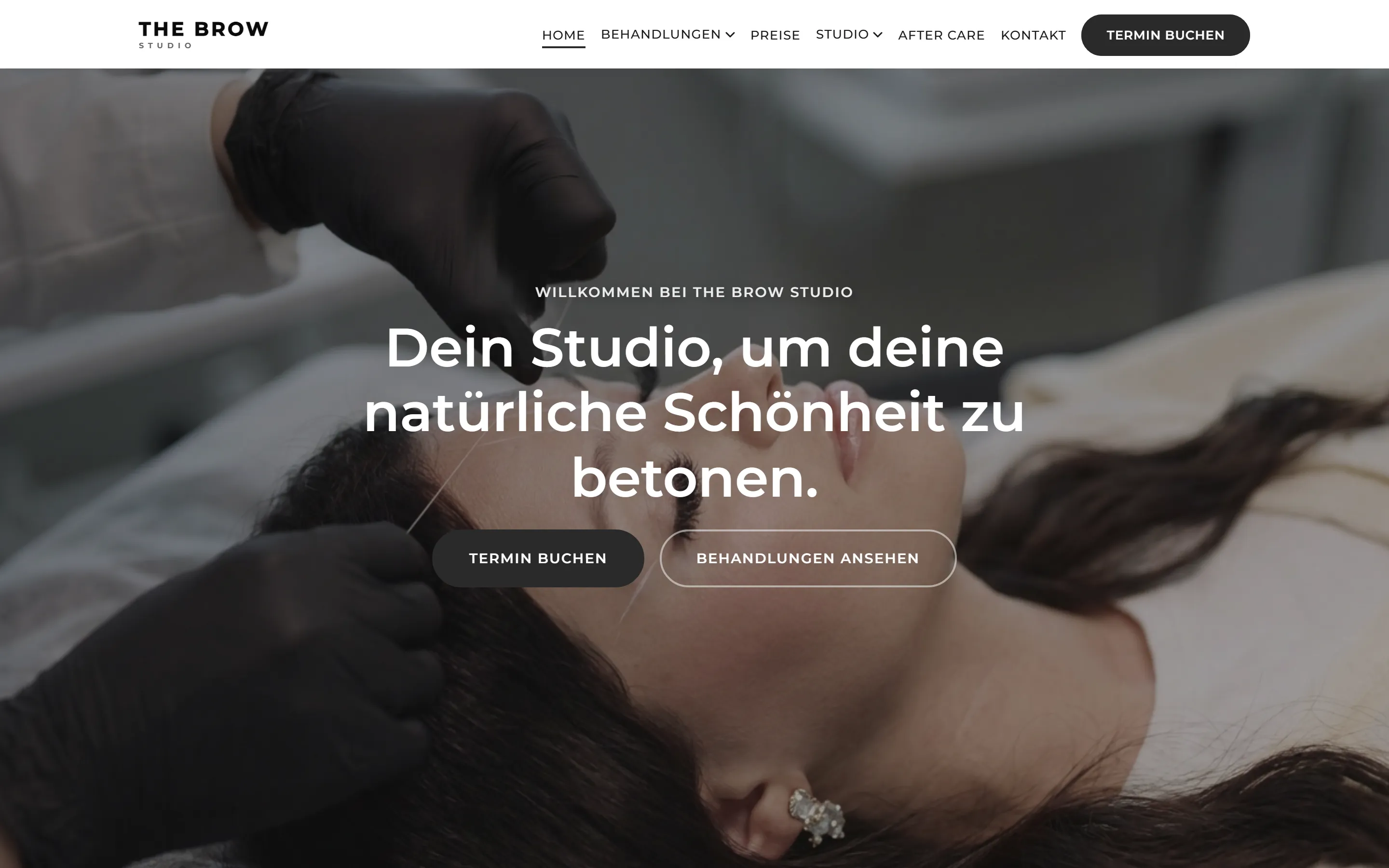 Startseite von The Brow Studio auf dem Computer